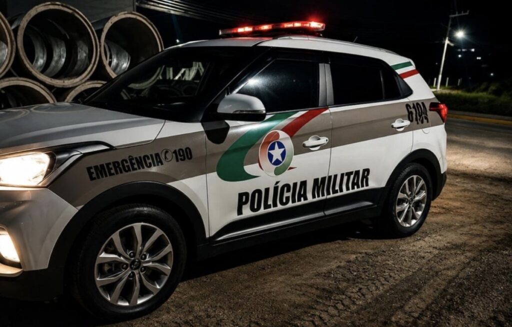 Discussão no trânsito termina com para-brisa destruído e moto arrastada por carro em SC